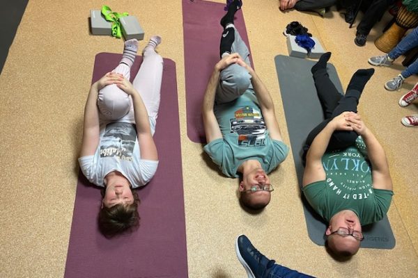 3 osoby ćwiczą jogę